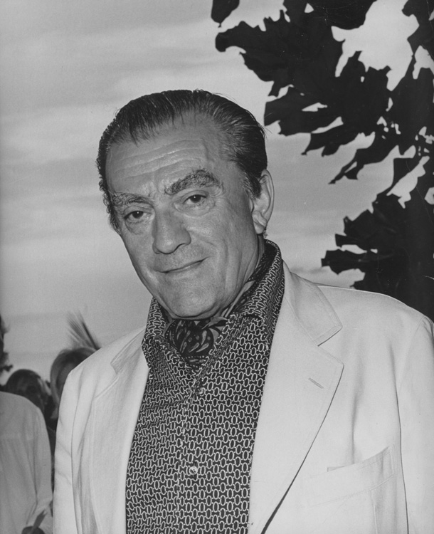 Luchino Visconti e due figure di donna